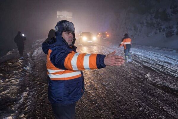 برف‌روبی ۴۴۰ کیلومتر از محورهای استان کرمان/ تداوم خدمت‌رسانی راهداران در شرایط جوی زمستانی