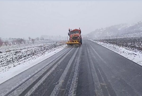 ویدیو | عملیات برف روبی در محور قلقله به بزمیرآباد "ثلاث به سرپل ذهاب" با تلاش راهداران شهرستان ثلاث باباجانی،  استان کرمانشاه