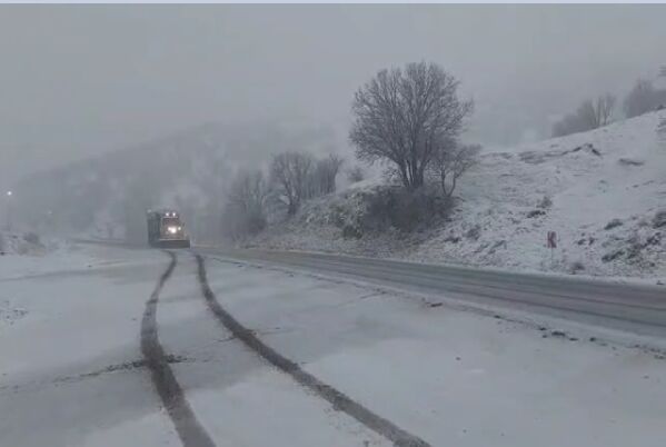 ویدیو | عملیات برف روبی در روانسر به پاوه با تلاش راهداران شهرستان روانسر، استان کرمانشاه