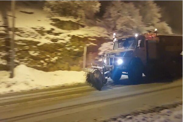 ویدیو | عملیات برف روبی و نمک‌پاشی در محور پلنگانه با تلاش راهداران شهرستان روانسر، استان کرمانشاه