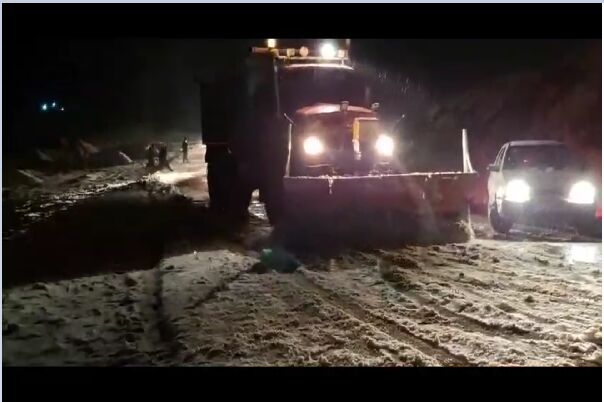 ویدیو | عملیات برف روبی در محور ثلاث به شیخ‌صله با تلاش راهداران شهرستان ثلاث باباجانی، استان کرمانشاه