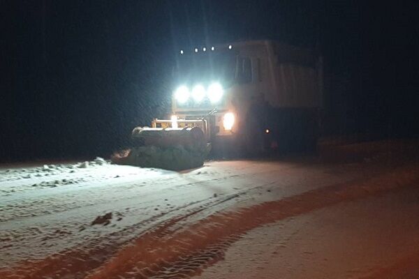 ویدیو | عملیات برف‌روبی در محور کرمانشاه به کوزران با تلاش راهداران شهرستان کرمانشاه