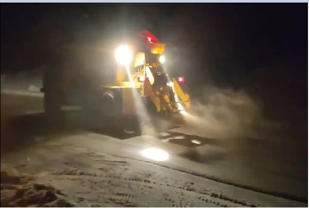 ویدیو | عملیات نمک‌پاشی در کولاک شدید محور روانسر به کامیاران با تلاش راهداران شهرستان روانسر