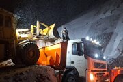 ببینید | تلاش بی وقفه راهداران گچسر در برف روبی و نمک پاشی محور کرج کندوان