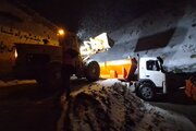 ببینید | تلاش بی وقفه راهداران گچسر در برف روبی و نمک پاشی محور کرج کندوان