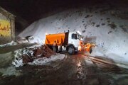 ببینید | تلاش بی وقفه راهداران گچسر در برف روبی و نمک پاشی محور کرج کندوان