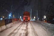 ببینید | تلاش بی وقفه راهداران گچسر در برف روبی و نمک پاشی محور کرج کندوان