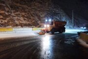 ببینید | تلاش بی وقفه راهداران گچسر در برف روبی و نمک پاشی محور کرج کندوان