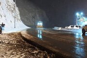 ببینید | تلاش بی وقفه راهداران گچسر در برف روبی و نمک پاشی محور کرج کندوان