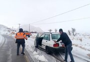 گوشه هایی از تلاش راهداران؛ امدادرسانی به خودروهای در راه مانده در استان خراسان جنوبی