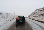 گوشه هایی از تلاش راهداران؛ امدادرسانی به خودروهای در راه مانده در استان خراسان جنوبی