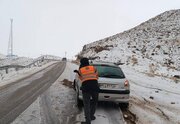 گوشه هایی از تلاش راهداران؛ امدادرسانی به خودروهای در راه مانده در استان خراسان جنوبی
