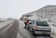 گوشه هایی از تلاش راهداران؛ امدادرسانی به خودروهای در راه مانده در استان خراسان جنوبی