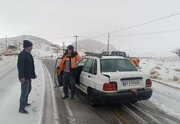 گوشه هایی از تلاش راهداران؛ امدادرسانی به خودروهای در راه مانده در استان خراسان جنوبی