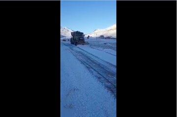 ویدیو | عملیات برف روبی و بازگشایی راه‌ های روستایی محور "سراب بادیه" تلاش راهداران شهرستان هرسین، استان کرمانشاه