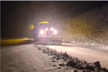 ویدیو | عملیات برف روبی در محور پاوه به روانسر با تلاش راهداران شهرستان پاوه، استان کرمانشاه‌