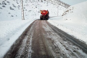 ویدیو | عملیات برف روبی محورهای روستایی بخش باینگان با تلاش راهداران شهرستان پاوه، استان کرمانشاه