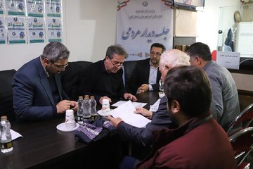 گفت‌وگوی چهره‌به‌چهره مدیرکل راه و شهرسازی استان البرز با مردم در محل میز خدمت