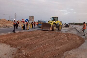 استقرار گسترده نیروها و ماشین‌آلات راهداری در محورهای استان خوزستان