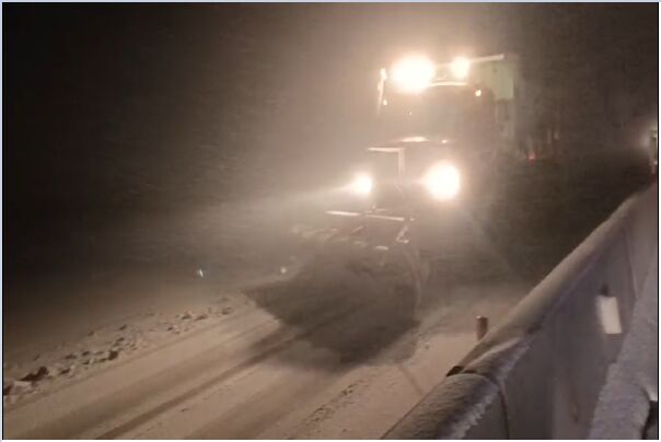 ویدیو | عملیات برف‌روبی در محور روانسر به بیاشوش با تلاش راهداران شهرستان روانسر، استان کرمانشاه