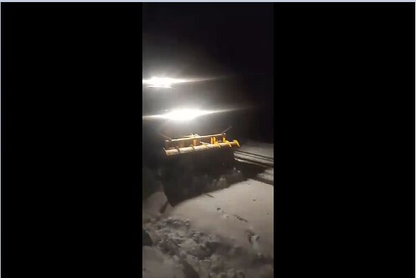 ویدیو | عملیات برف روبی در محور کرمانشاه به کوزران با تلاش راهداران شهرستان کرمانشاه، استان کرمانشاه