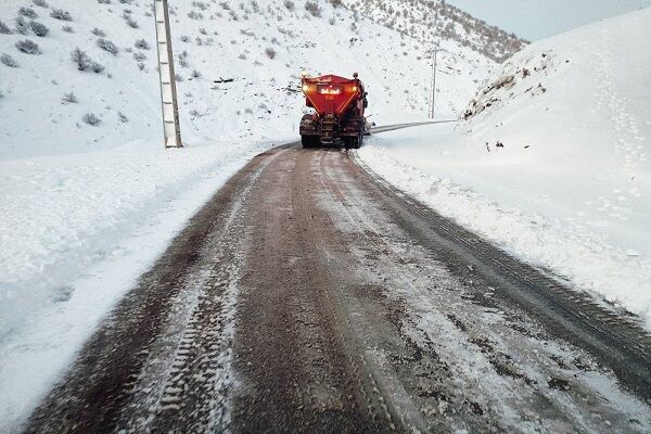 ویدیو | عملیات برف روبی محورهای روستایی بخش باینگان با تلاش راهداران شهرستان پاوه، استان کرمانشاه