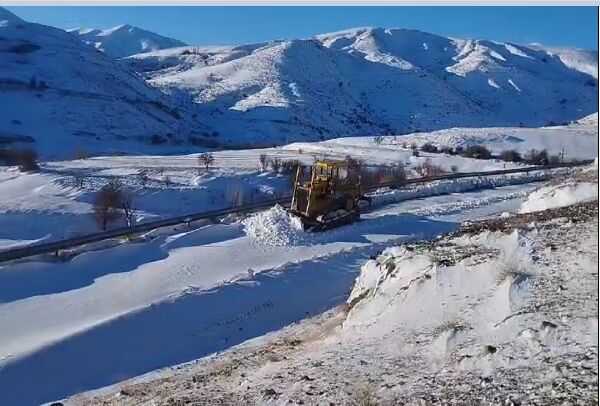 ویدیو | اجرای عملیات برف‌روبی در گردنه کشکمیر محور سنقر و کلیایی به کامیاران توسط راهداران شهرستان سنقر و کلیایی، استان کرمانشاه