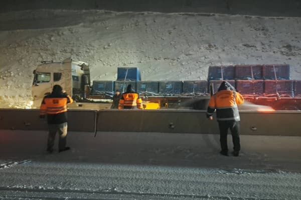 ویدئو| امدادرسانی عوامل راهداری به خودروها در محور ایلام_سرابله