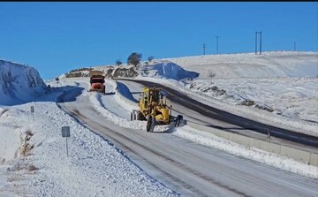عملیات برف‌روبی ، تیغ‌زنی و نمک پاشی محور بیجار _دیواندره  محدوده گردنه چنگیز قلعه با تلاش راهداران بیجار