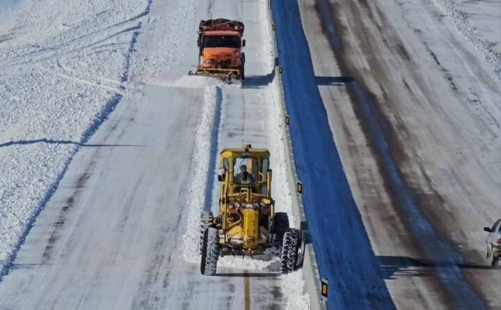 عملیات برف‌روبی ، تیغ‌زنی و نمک پاشی محور بیجار _دیواندره  محدوده گردنه چنگیز قلعه با تلاش راهداران بیجار
