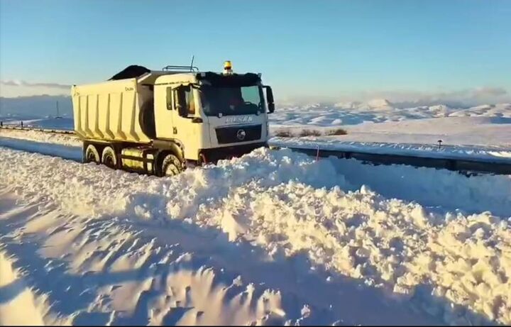 عملیات برف‌روبی و نمک‌پاشی محور سنندج ـ دیواندره