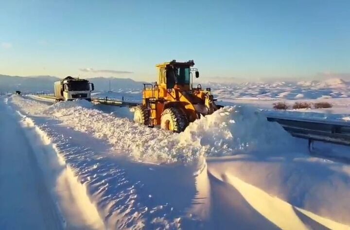 ویدیو|عملیات برف‌روبی و نمک‌پاشی محور سنندج _ دیواندره با تلاش راهداران شهرستان سنندج استان کردستان
