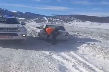 ویدیو| عملیات برف‌روبی و امداد رسانی به خودرو های گرفتار در برف توسط راهداران شهرستان ساری استان مازندران