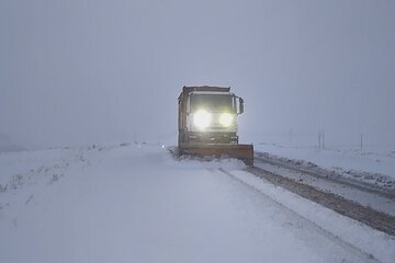 ویدئو | اجرای عملیات برف‌روبی و نمک‌پاشی محور روستایی درتوم - گریوان، توسط راهداران شهرستان بجنورد استان خراسان شمالی