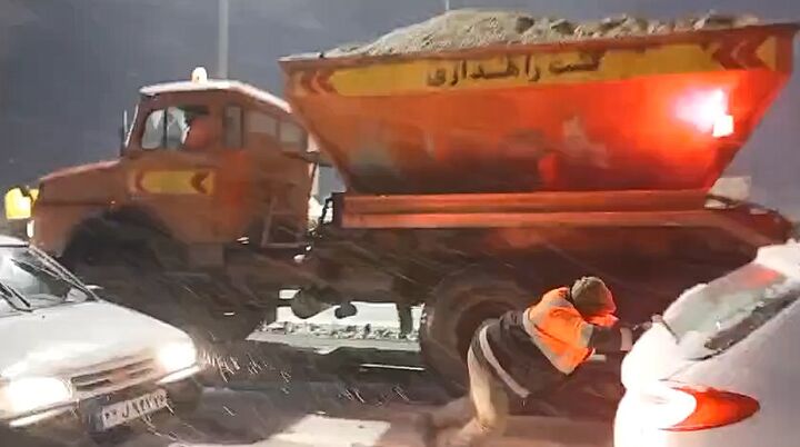 ویدئو | نمک‌پاشی، برف‌روبی و امدادرسانی به خودروها در محور بجنورد - آشخانه (گردنه امین‌الله) توسط راهداران شهرستان بجنورد استان خراسان شمالی