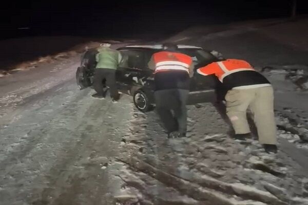 ویدیو| امدادرسانی به خودروی گرفتار در برف، محور لوجلی به تکمران توسط راهداران شهرستان شیروان استان خراسان شمالی