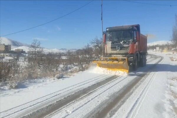 ویدئو | عملیات برف‌روبی و نمک‌پاشی محور اسفراین - بام محدوده روستای اسفید در شمالی