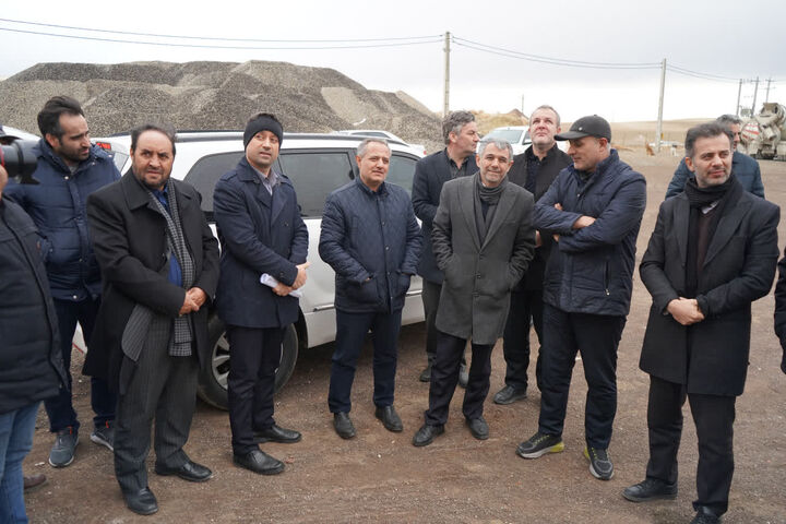 ببینید : بازدید صدیف بدری عضو هیئت‌رئیسه مجلس شورای اسلامی و نماینده مردم اردبیل، نمین، نیر و سرعین با همراهی مدیرکل راه و شهرسازی استان اردبیل از پروژه های مسکونی در حال احداث در شهرک ۶۴۵ هکتاری سردار شهید حاج‌قاسم سلیمانی اردبیل