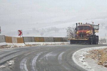 برف‌روبی ۱۶۷۰ کیلومتر باند از محورهای مواصلاتی استان کرمانشاه در عملیات راهداری زمستانی