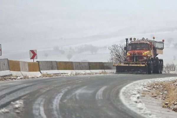 برف‌روبی ۱۶۷۰ کیلومتر باند از محورهای مواصلاتی استان کرمانشاه در عملیات راهداری زمستانی