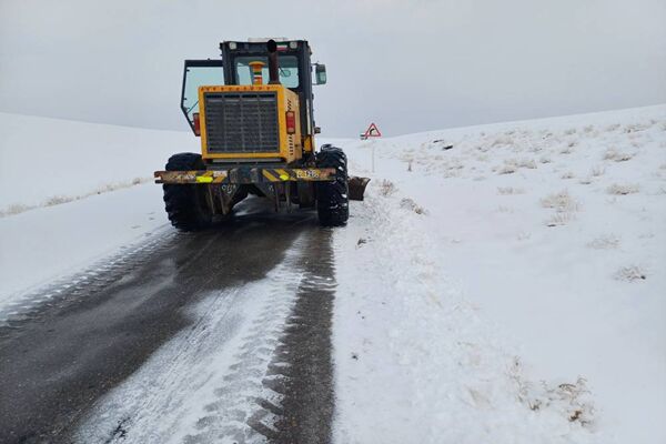 ویدیو | عملیات برف روبی و بازگشایی محور روستایی بزگوره توسط راهداران شهرستان روانسر - استان کرمانشاه