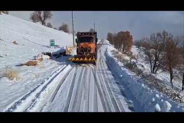 ویدیو | عملیات برف روبی و نمک‌پاشی در محور بازان با تلاش راهداران شهرستان جوانرود، استان کرمانشاه