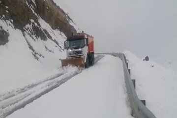 ویدیو|برف روبی و نمک پاشی جاده دروان ،نوجان،اتشگاه توسط راهداران شهرستان کرج
