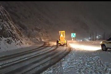 ویدیو|اجرای برف‌روبی و نمک‌پاشی جاده کرج -  کندوان توسط راهداران استان البرز