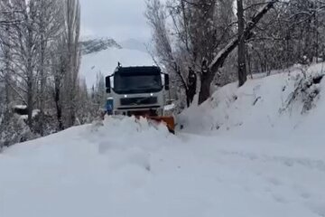 ویدیو|برف روبی و نمک پاشی محور‌های روستایی شهرستان طالقان توسط راهداران