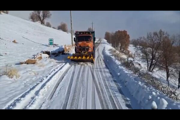 ویدیو | عملیات برف روبی و نمک‌پاشی در محور بازان با تلاش راهداران شهرستان جوانرود، استان کرمانشاه