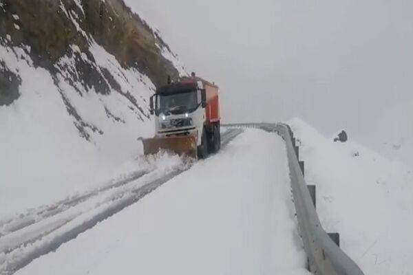 ویدیو|برف روبی و نمک پاشی جاده دروان- نوجان- آتشگاه توسط راهداران شهرستان کرج