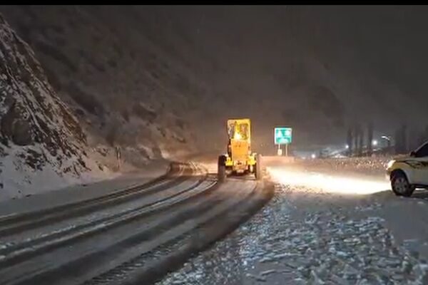 ویدیو|اجرای برف‌روبی و نمک‌پاشی جاده کرج -  کندوان توسط راهداران استان البرز