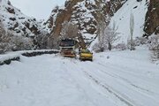ببینید|عملیات برف روبی و نمک پاشی محور های روستایی جاده کرج کندوان حوزه راهداری گچسر