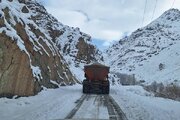ببینید|عملیات برف روبی و نمک پاشی محور های روستایی جاده کرج کندوان حوزه راهداری گچسر